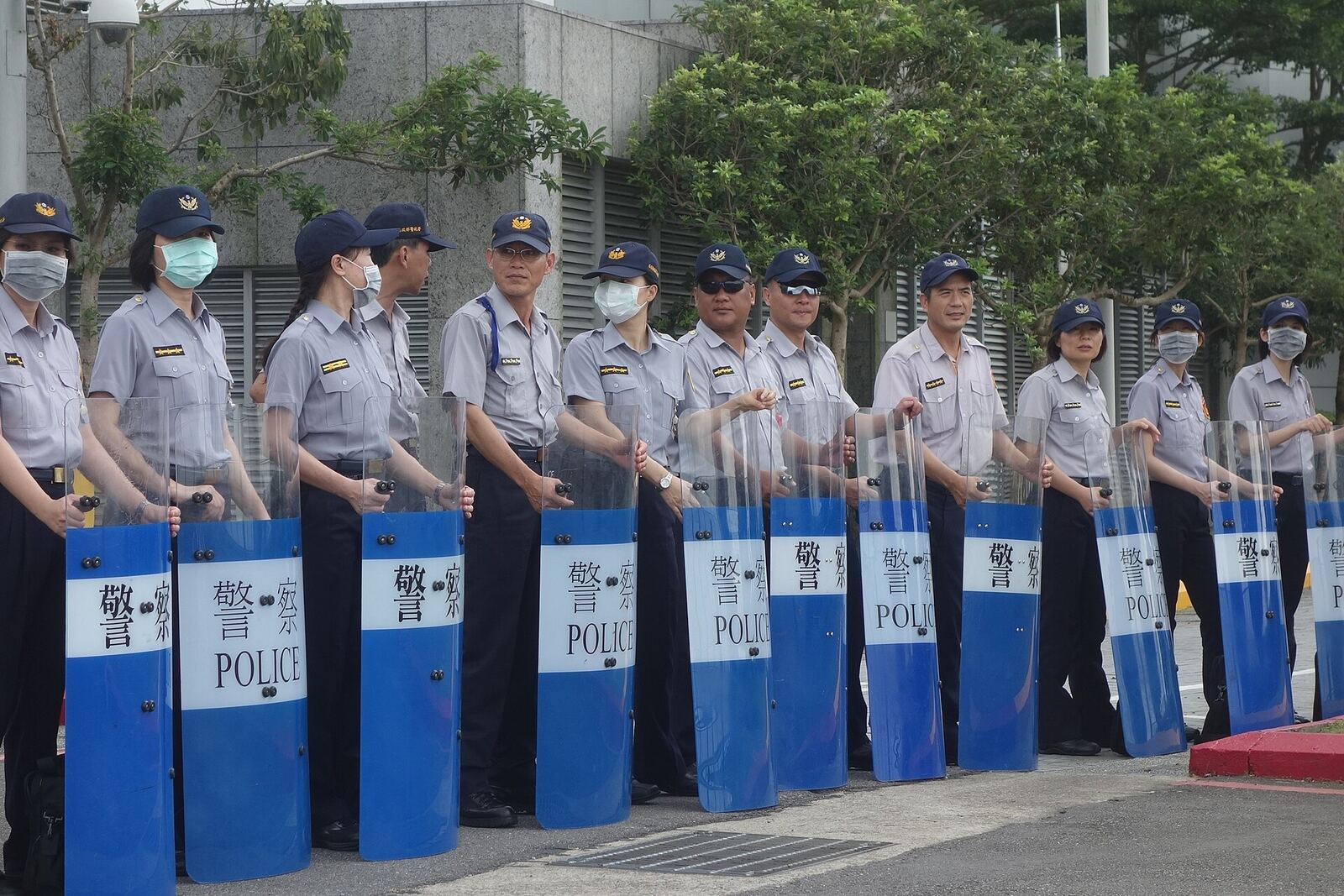 陆委会主委王郁琦和首次来访的国台办主任张志军进行为时两个小时的第二次两岸事务首长会议,会外严阵以待的内政部警政署保安警察。