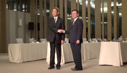 2014 Wang-Zhang Meeting 张志军和王郁琦在第二次两岸事务首长会议前握手致意(美国之音张佩芝拍摄)