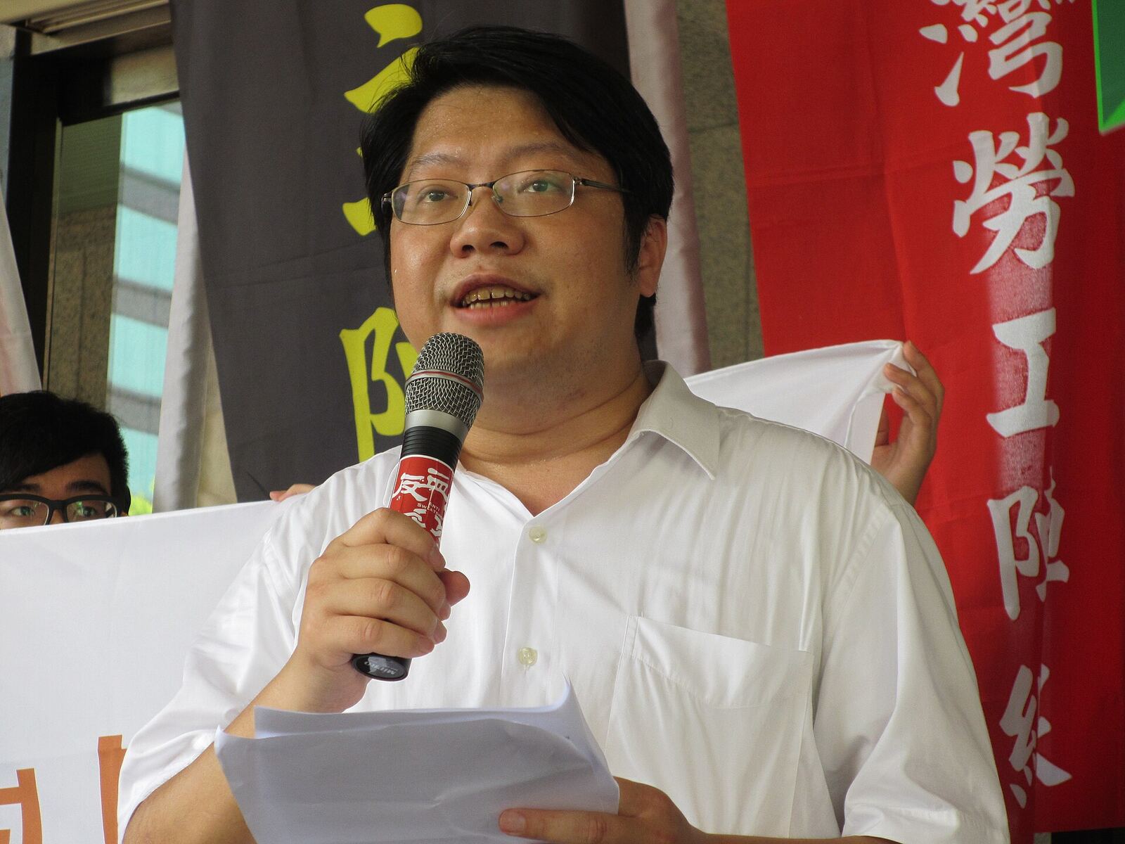 反黑箱服貿民主陣線召集人賴中強(美國之音張永泰拍攝)
